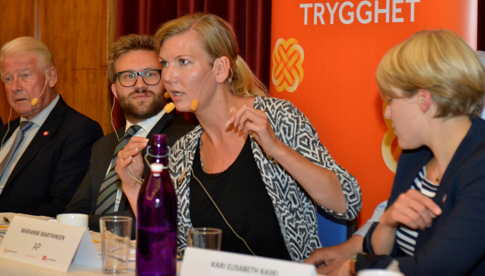 PENSJONISTDEBATT: Marianne Marthinsen (Ap), forklarer, mens fra venstre Carl I. Hagen (Frop), Stefan Heggelund (H) og Kari Elisabeth Kaski (SV) lytter. PENSJONISTDEBATT: Marianne Marthinsen (Ap), forklarer, mens fra venstre Carl I. Hagen (Frop), Stefan Heggelund (H) og Kari Elisabeth Kaski (SV) lytter.