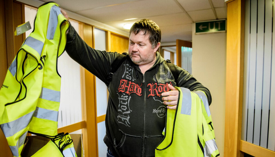 Klubbleder i Skanska Tommy Karlsen finner fram de obligatoriske streikevestene til medlemmene sine. Klubbleder i Skanska Tommy Karlsen finner fram de obligatoriske streikevestene til medlemmene sine.