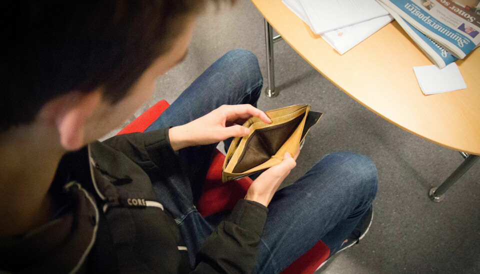 TRANG ØKONOMI: Både minstepensjonister og småbarnsfamilier er blant de mange som nå sliter med å betale for å ha et sted å bo. Nå kan flere få hjelp. TRANG ØKONOMI: Både minstepensjonister og småbarnsfamilier er blant de mange som nå sliter med å betale for å ha et sted å bo. Nå kan flere få hjelp.