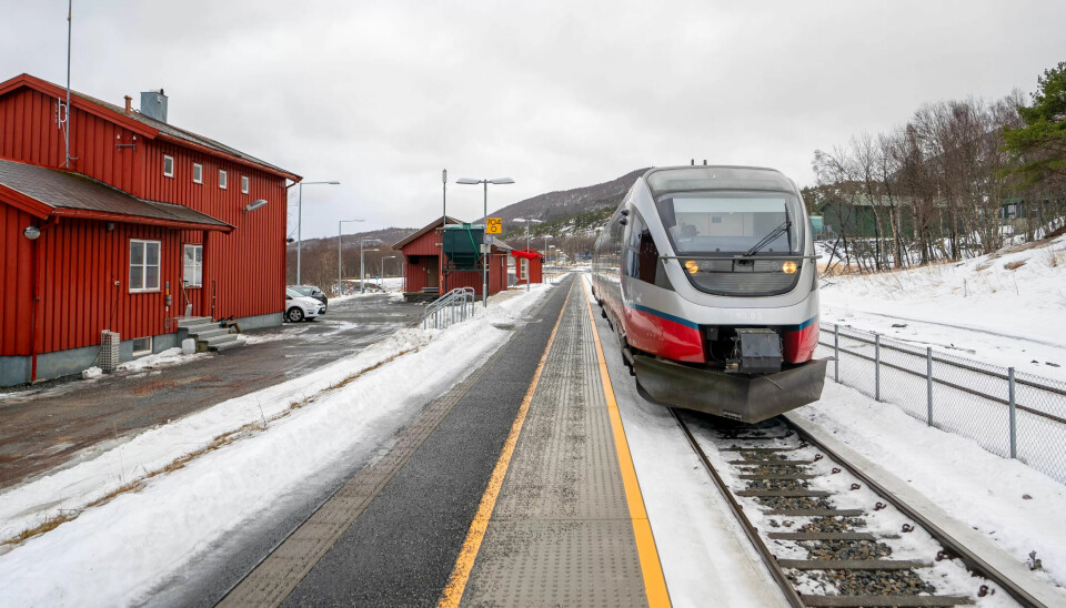 FRARÅDES: Det bør brukes mer ressurser på å utvikle Nordlandsbanen og Ofotbanen, lyder rådet i en rapport som fraråder å bygge ut jernbanen nord for Fauske, altså Nord-Norgebanen. FRARÅDES: Det bør brukes mer ressurser på å utvikle Nordlandsbanen og Ofotbanen, lyder rådet i en rapport som fraråder å bygge ut jernbanen nord for Fauske, altså Nord-Norgebanen.