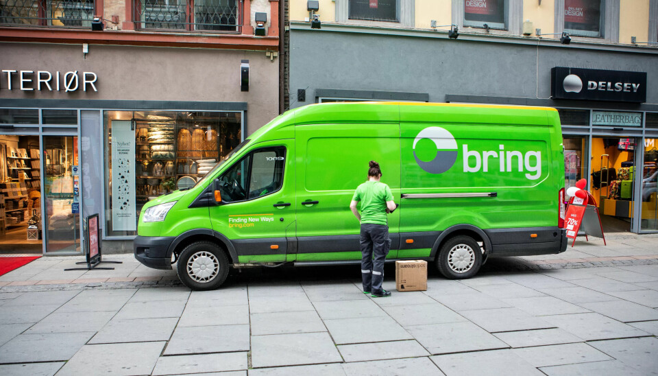 IKKE ANSATT: Kvinnen og bilen på bildet bærer Brings farger og logoer. Men sjåførene i Bring Courier & Express har ikke fast ansettelse, rett til feriepenger, sykepenger og andre goder de fleste tar for gitt. IKKE ANSATT: Kvinnen og bilen på bildet bærer Brings farger og logoer. Men sjåførene i Bring Courier & Express har ikke fast ansettelse, rett til feriepenger, sykepenger og andre goder de fleste tar for gitt.