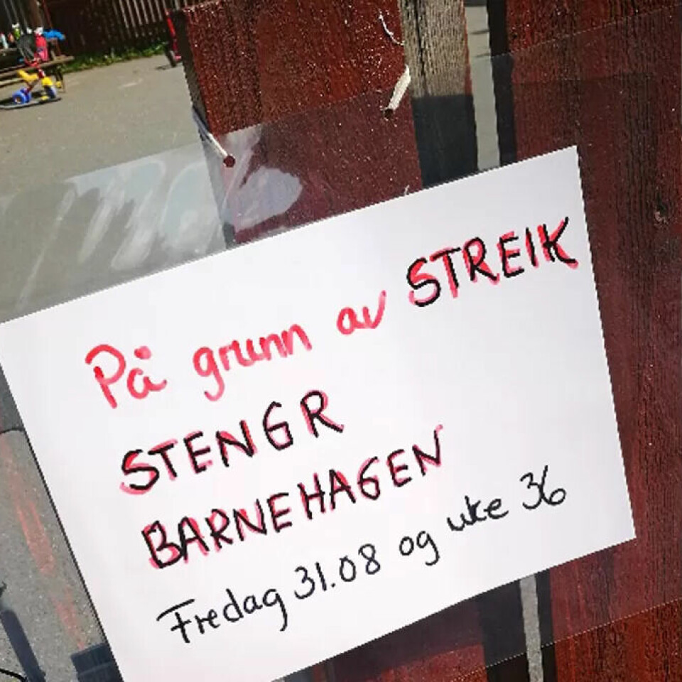 Foreldre stiller som streikevakter utenfor barnehage i streik