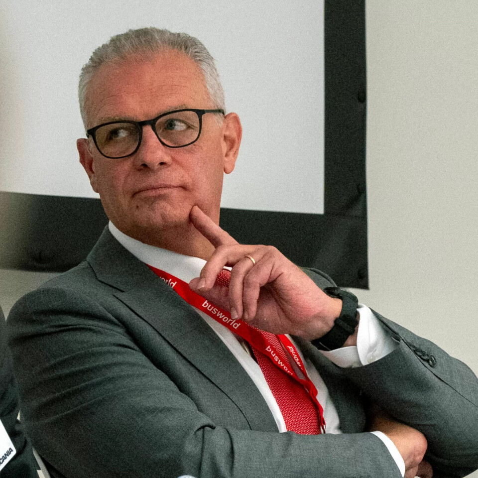 Produktsjef i den belgiske bussprodusenten Van Hool, fortalte at bussprodusentene ikke lager sikrere busser med mindre konkurrentene gjør det, eller det kommer strengere regelverk. Produktsjef i den belgiske bussprodusenten Van Hool, fortalte at bussprodusentene ikke lager sikrere busser med mindre konkurrentene gjør det, eller det kommer strengere regelverk.
