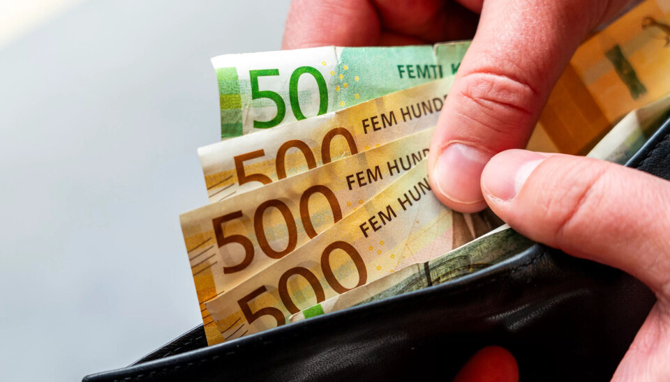 SPARER: Nordmenn holder igjen på pengebruken. SPARER: Nordmenn holder igjen på pengebruken.