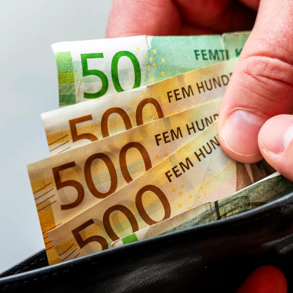 SPARER: Nordmenn holder igjen på pengebruken. SPARER: Nordmenn holder igjen på pengebruken.