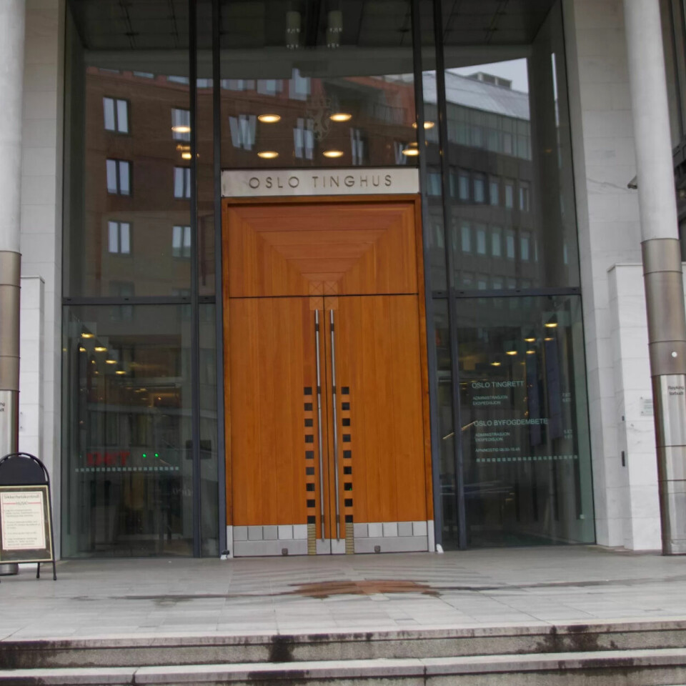 VOLDTEKT: Mannen er tiltalt for å ha misbrukt si stilling og for å ha utført oralsex på ein mann som ikkje var i stand til å motsette seg. VOLDTEKT: Mannen er tiltalt for å ha misbrukt si stilling og for å ha utført oralsex på ein mann som ikkje var i stand til å motsette seg.