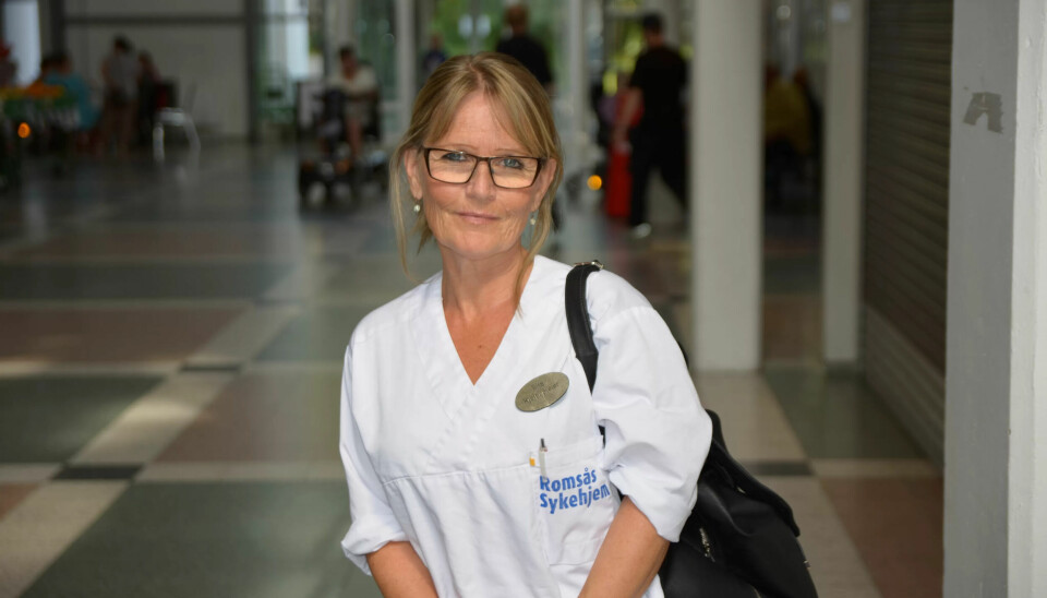 32 ÅRS TJENESTE: Hjelpepleier Rita Rønning har jobbet som hjelpepleier i 32 år. Når sykehjemmet der hun jobber privatiseres, mister hun mulighet til å gå av med avtalefestet pensjon. 32 ÅRS TJENESTE: Hjelpepleier Rita Rønning har jobbet som hjelpepleier i 32 år. Når sykehjemmet der hun jobber privatiseres, mister hun mulighet til å gå av med avtalefestet pensjon.
