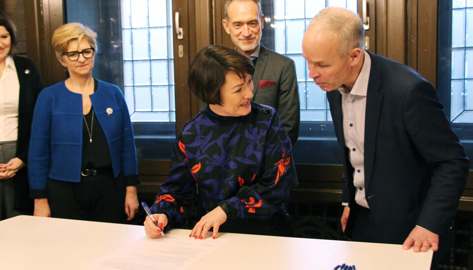 AVTALE: Sissel M. Skoghaug undertegner avtalen som skal gjør det lettere for blant andre assistenter i helse- og omsorgssektoren å utdanne seg og ta videreutdanning. Utdanningsminister Jan Tore Sanner lover at dette blir noe av, siden pengene allerede er bevilget. AVTALE: Sissel M. Skoghaug undertegner avtalen som skal gjør det lettere for blant andre assistenter i helse- og omsorgssektoren å utdanne seg og ta videreutdanning. Utdanningsminister Jan Tore Sanner lover at dette blir noe av, siden pengene allerede er bevilget.