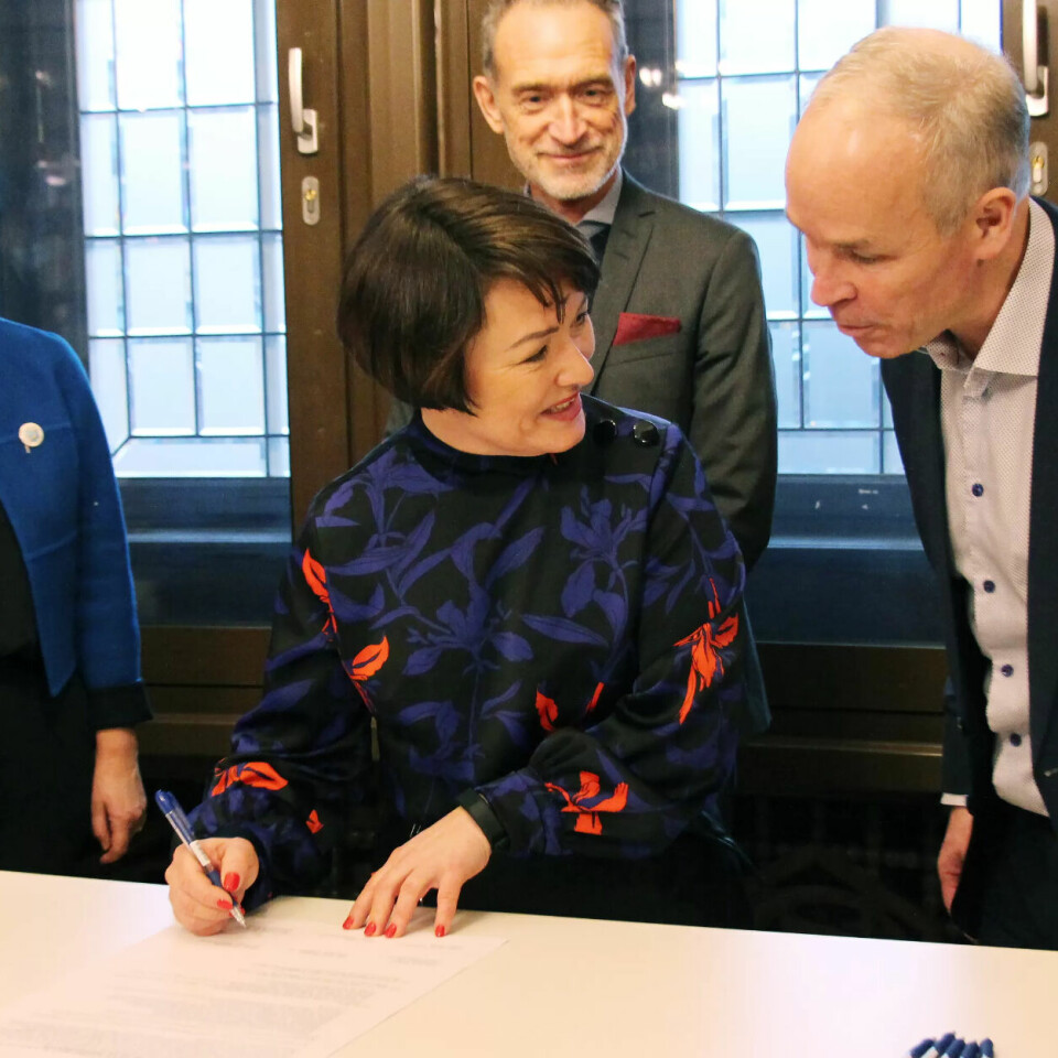 AVTALE: Sissel M. Skoghaug undertegner avtalen som skal gjør det lettere for blant andre assistenter i helse- og omsorgssektoren å utdanne seg og ta videreutdanning. Utdanningsminister Jan Tore Sanner lover at dette blir noe av, siden pengene allerede er bevilget. AVTALE: Sissel M. Skoghaug undertegner avtalen som skal gjør det lettere for blant andre assistenter i helse- og omsorgssektoren å utdanne seg og ta videreutdanning. Utdanningsminister Jan Tore Sanner lover at dette blir noe av, siden pengene allerede er bevilget.
