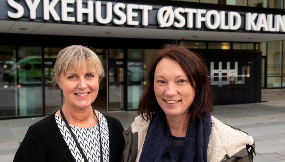 FORDEL FOR PASIENTEN: – Helsefagarbeiderne blir sertifisert for flere oppgaver først og fremst for pasientenes skyld, sier avdelingssjef Fiona Skjennem (t.h.). Her sammen med seksjonsleder Merete M. Jansen som er den nærmeste leder for helsefagarbeiderne under opplæring. FORDEL FOR PASIENTEN: – Helsefagarbeiderne blir sertifisert for flere oppgaver først og fremst for pasientenes skyld, sier avdelingssjef Fiona Skjennem (t.h.). Her sammen med seksjonsleder Merete M. Jansen som er den nærmeste leder for helsefagarbeiderne under opplæring.