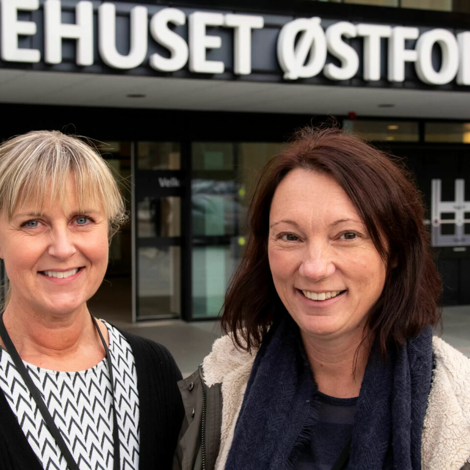 FORDEL FOR PASIENTEN: – Helsefagarbeiderne blir sertifisert for flere oppgaver først og fremst for pasientenes skyld, sier avdelingssjef Fiona Skjennem (t.h.). Her sammen med seksjonsleder Merete M. Jansen som er den nærmeste leder for helsefagarbeiderne under opplæring. FORDEL FOR PASIENTEN: – Helsefagarbeiderne blir sertifisert for flere oppgaver først og fremst for pasientenes skyld, sier avdelingssjef Fiona Skjennem (t.h.). Her sammen med seksjonsleder Merete M. Jansen som er den nærmeste leder for helsefagarbeiderne under opplæring.