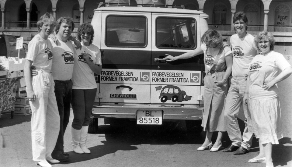 PIONERENE: Sommerpatruljen 1985. Rundt bilen på Youngstorget står fra venstre: Unn Johannsen, Jan Lajord, Ingunn Olsen, Merethe Brunsell, Vidar Bjørnstad og Grethe Alnæs. PIONERENE: Sommerpatruljen 1985. Rundt bilen på Youngstorget står fra venstre: Unn Johannsen, Jan Lajord, Ingunn Olsen, Merethe Brunsell, Vidar Bjørnstad og Grethe Alnæs.