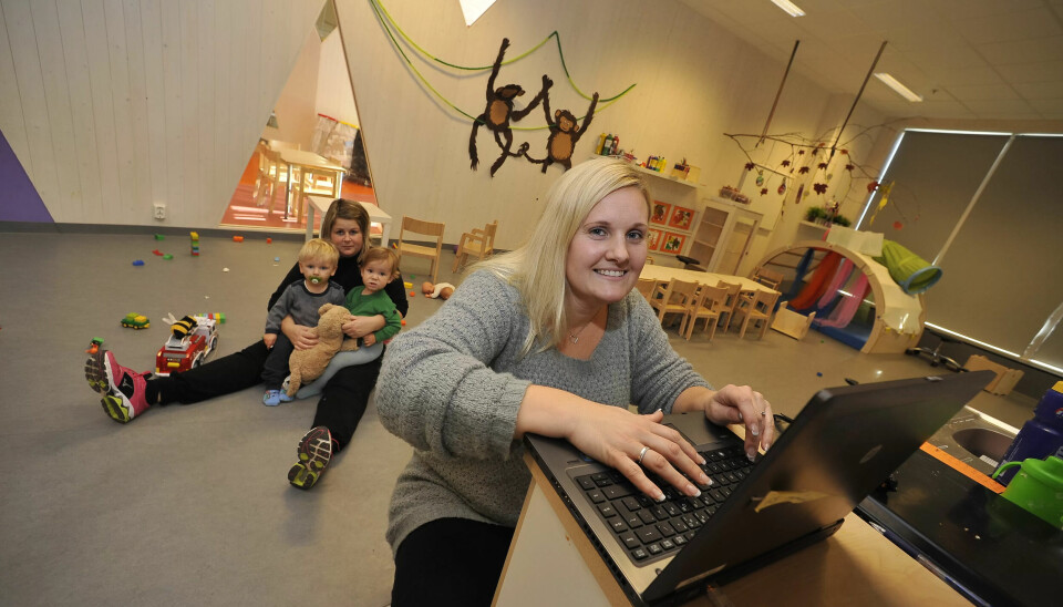 PÅ NETT: Hver dag legger Anne-Katrine Hansen ut bilder og litt tekst om hva barna har gjort i løpet av dagen. Bak sitter assistent Tonje Olaussen Iversen, som også er Fagforbundets plasstillitsvalgt i barnehagen. PÅ NETT: Hver dag legger Anne-Katrine Hansen ut bilder og litt tekst om hva barna har gjort i løpet av dagen. Bak sitter assistent Tonje Olaussen Iversen, som også er Fagforbundets plasstillitsvalgt i barnehagen.