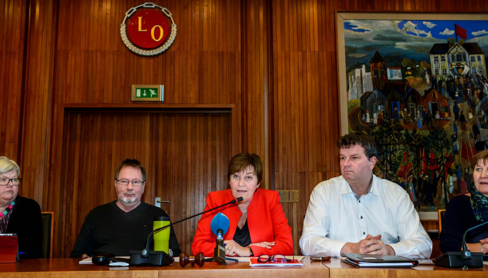 POLITISK STREIK: Tone Rønoldtangen (LO Stat), Arve Bakke (Fellesforbundet), Gerd Kristiansen og Hans Christian Gabrielsen fra LO og Mette Nord (Fagforbundet) holder pressekonefranse i Folkets Hus der de varsler politisk streik mot regjeringens forslag om å gi bedriftene økt adgang til å ansette folk på midlertidige kontrakter. POLITISK STREIK: Tone Rønoldtangen (LO Stat), Arve Bakke (Fellesforbundet), Gerd Kristiansen og Hans Christian Gabrielsen fra LO og Mette Nord (Fagforbundet) holder pressekonefranse i Folkets Hus der de varsler politisk streik mot regjeringens forslag om å gi bedriftene økt adgang til å ansette folk på midlertidige kontrakter.