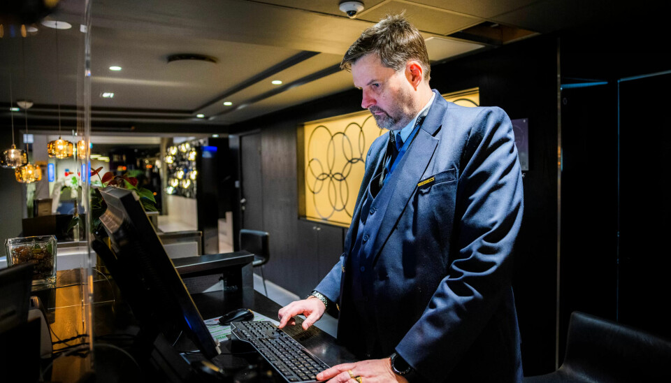 MANGLAR FOLK: Reise- og utelivet skrik etter arbeidskraft, men lønna er lågare enn i andre yrke med fagbrev. Lønna må opp, meiner resepsjonist Steinar Hammer. MANGLAR FOLK: Reise- og utelivet skrik etter arbeidskraft, men lønna er lågare enn i andre yrke med fagbrev. Lønna må opp, meiner resepsjonist Steinar Hammer.