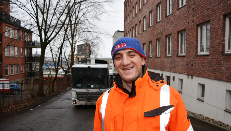 GLAD FOR Å KOMME TIL KOMMUNEN: Emil Gasparovic har jobbet som renovatør i Oslo i 15 år. Han sier de siste månedene i Veireno har vært harde. GLAD FOR Å KOMME TIL KOMMUNEN: Emil Gasparovic har jobbet som renovatør i Oslo i 15 år. Han sier de siste månedene i Veireno har vært harde.
