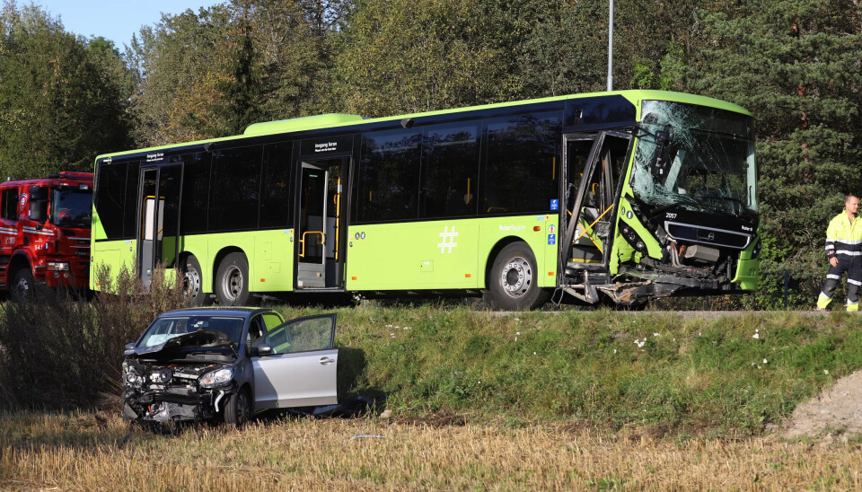 Fronten på bussen ble trykket langt inn etter kollisjonen med den lille el-bilen. Der var imidlertid kupeen mer eller mindre intakt og beskyttet sjåfør og passasjerer. Fronten på bussen ble trykket langt inn etter kollisjonen med den lille el-bilen. Der var imidlertid kupeen mer eller mindre intakt og beskyttet sjåfør og passasjerer.