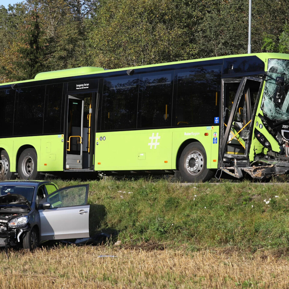 Fronten på bussen ble trykket langt inn etter kollisjonen med den lille el-bilen. Der var imidlertid kupeen mer eller mindre intakt og beskyttet sjåfør og passasjerer. Fronten på bussen ble trykket langt inn etter kollisjonen med den lille el-bilen. Der var imidlertid kupeen mer eller mindre intakt og beskyttet sjåfør og passasjerer.