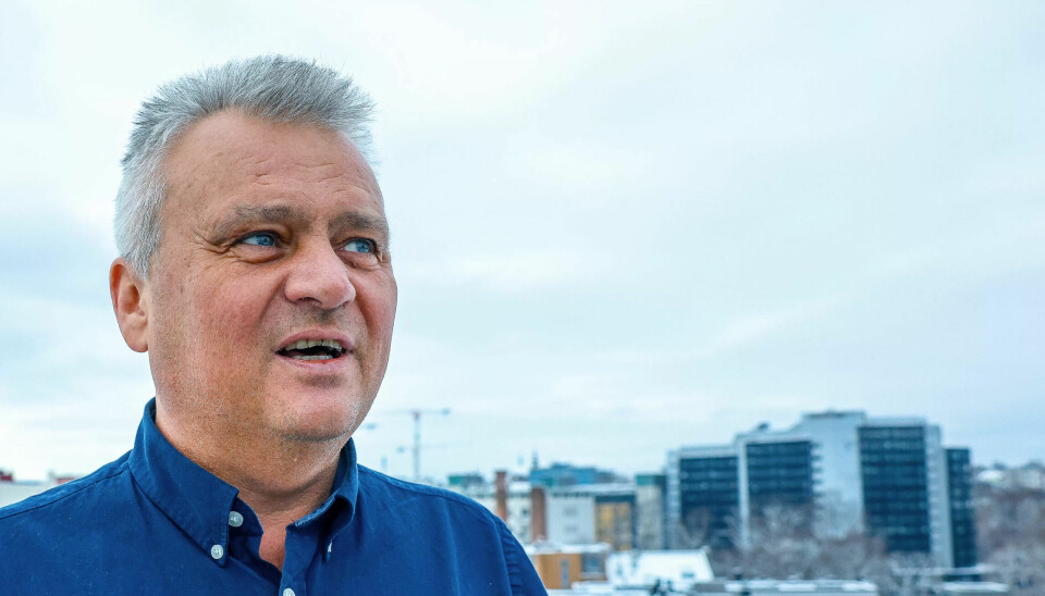 Fellesforbundets Jørn Eggum overleverer kravene fra arbeidstakerne til arbeidsgiverne i Norsk Industri. Fellesforbundets Jørn Eggum overleverer kravene fra arbeidstakerne til arbeidsgiverne i Norsk Industri.
