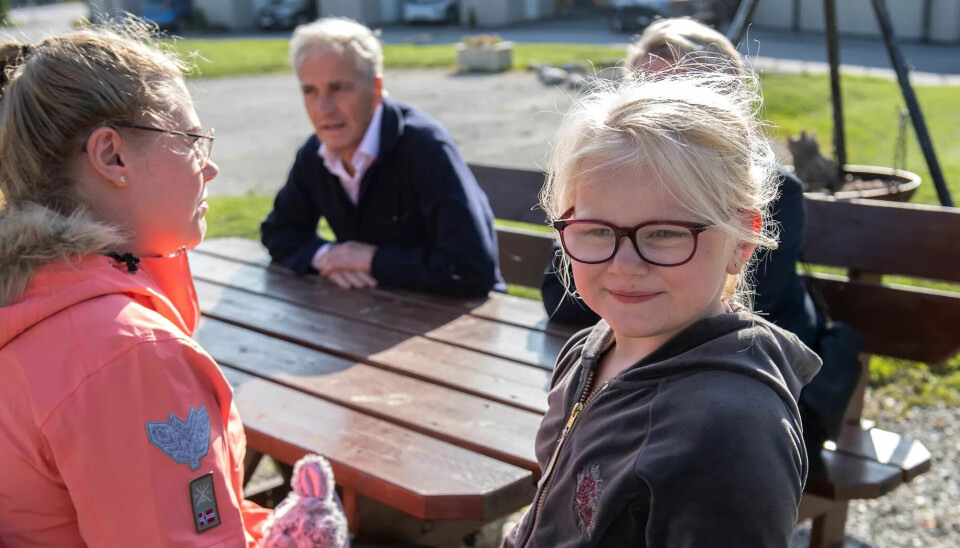 Jonas lovet synshemmede Milla-Sofie (6) bedre brillestøtte. Men det ble droppet i budsjettet
