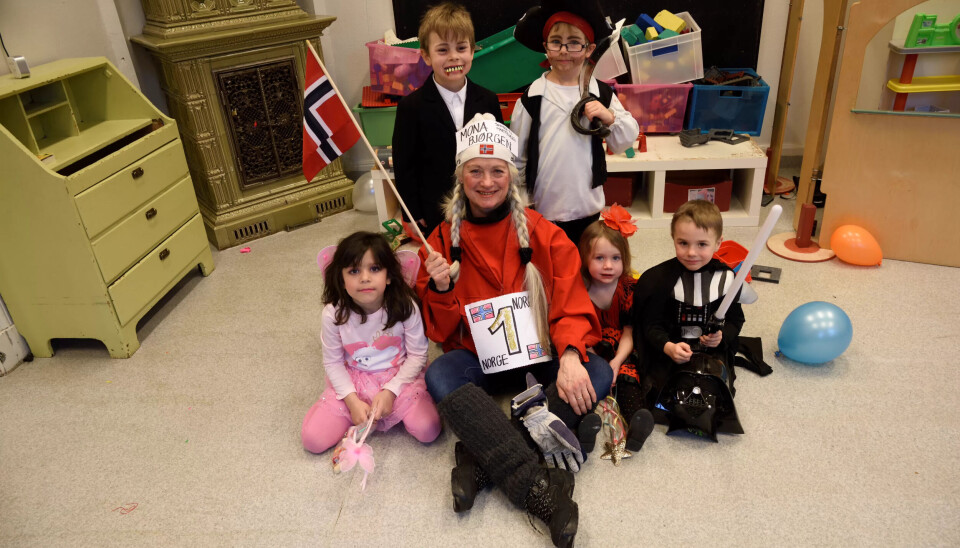 SOMMERFUGLER OG SJØRØVERE: Jentene kler seg som sommerfugler og dansere, mens guttene vil være sjørøvere, vampyrer og Starwars-krigere. Fra v: Rooman, Isak, pedagogisk leder Mona Kristin Mathisen, Josef, Selma og Mikkel. SOMMERFUGLER OG SJØRØVERE: Jentene kler seg som sommerfugler og dansere, mens guttene vil være sjørøvere, vampyrer og Starwars-krigere. Fra v: Rooman, Isak, pedagogisk leder Mona Kristin Mathisen, Josef, Selma og Mikkel.
