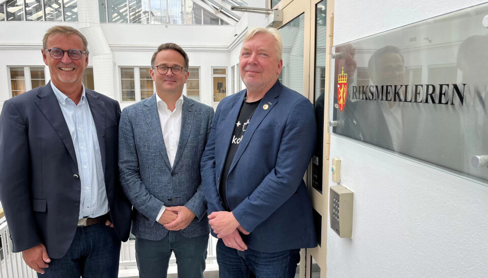 MEKLING: Ståle Borgersen (t.v.) fra Energi Norge og Bjørn Fornes fra EL og IT Forbundet kom i natt til enighet med hjelp av riksmekler Mats Wilhelm Ruland. Bildet er fra tidligere på dagen. MEKLING: Ståle Borgersen (t.v.) fra Energi Norge og Bjørn Fornes fra EL og IT Forbundet kom i natt til enighet med hjelp av riksmekler Mats Wilhelm Ruland. Bildet er fra tidligere på dagen.
