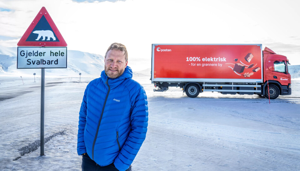 Pressesjef i Posten Norge, Kenneth Tjønndal Pettersen, viser frem den største og første elektriske lastebilen som skal brukes på Svalbard. Foto: Ole Berg-Rusten / NTB Pressesjef i Posten Norge, Kenneth Tjønndal Pettersen, viser frem den største og første elektriske lastebilen som skal brukes på Svalbard. Foto: Ole Berg-Rusten / NTB