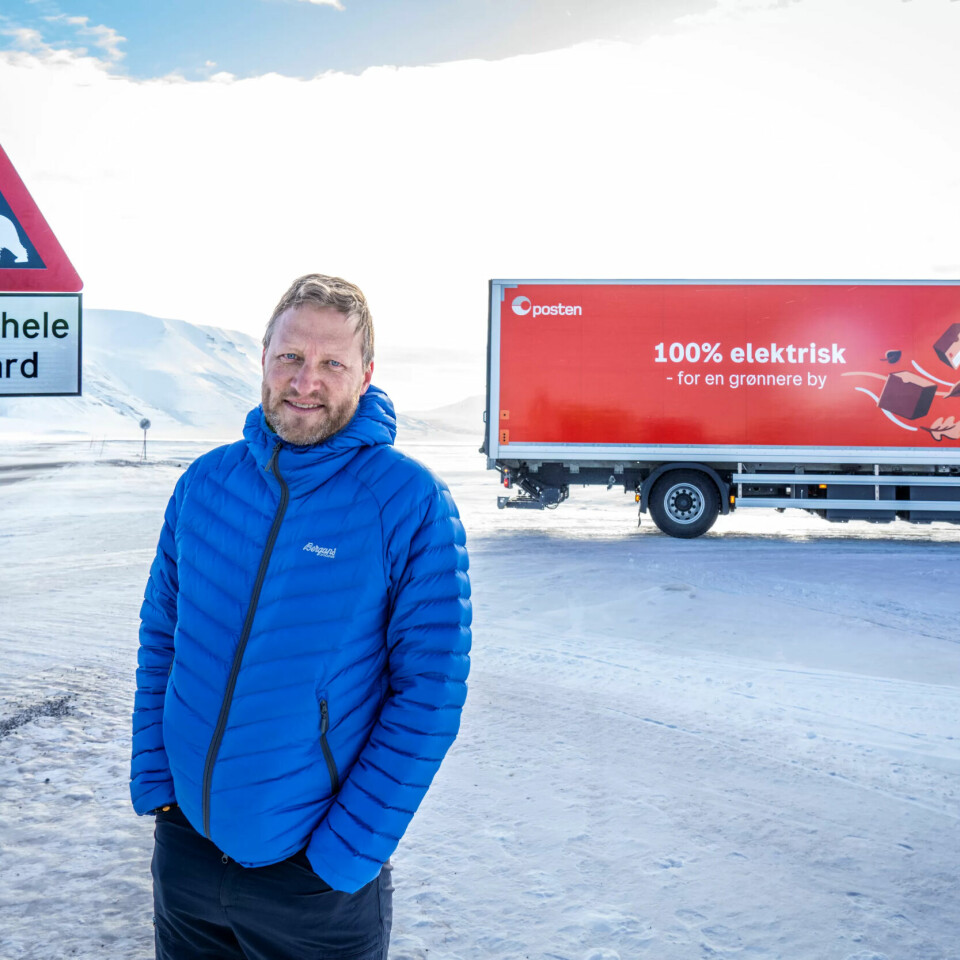 Pressesjef i Posten Norge, Kenneth Tjønndal Pettersen, viser frem den største og første elektriske lastebilen som skal brukes på Svalbard. Foto: Ole Berg-Rusten / NTB Pressesjef i Posten Norge, Kenneth Tjønndal Pettersen, viser frem den største og første elektriske lastebilen som skal brukes på Svalbard. Foto: Ole Berg-Rusten / NTB