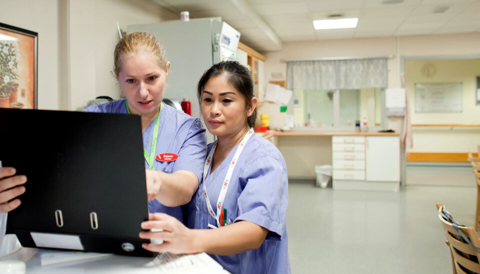 Helsefagarbeider Siri Wiggen og sykepleier Bojana Rajic-Miletic studerer vaktlister og oppgaver. Helsefagarbeider Siri Wiggen og sykepleier Bojana Rajic-Miletic studerer vaktlister og oppgaver.