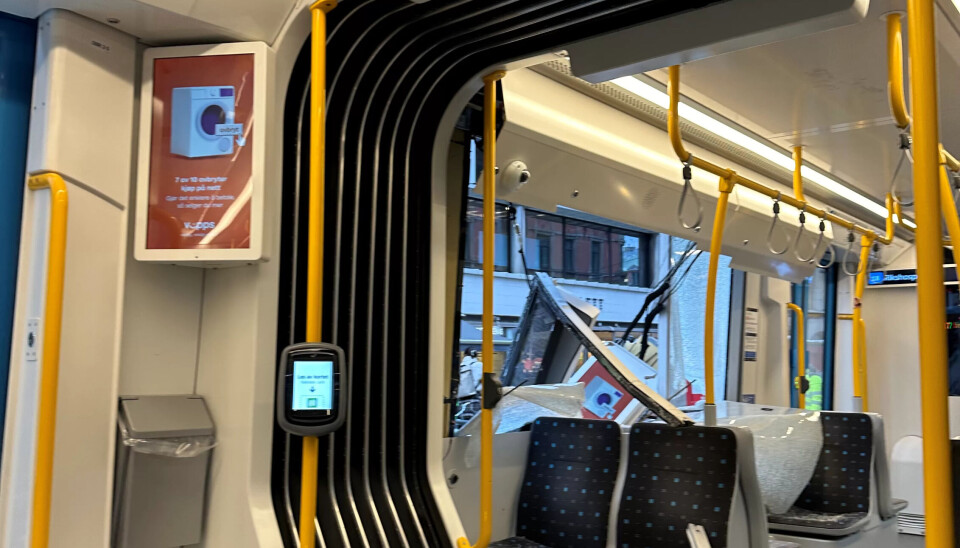 Trikken fikk store skader, men ingen av de rundt 20 passasjerene skal ha kommet til skade. Trikken fikk store skader, men ingen av de rundt 20 passasjerene skal ha kommet til skade.