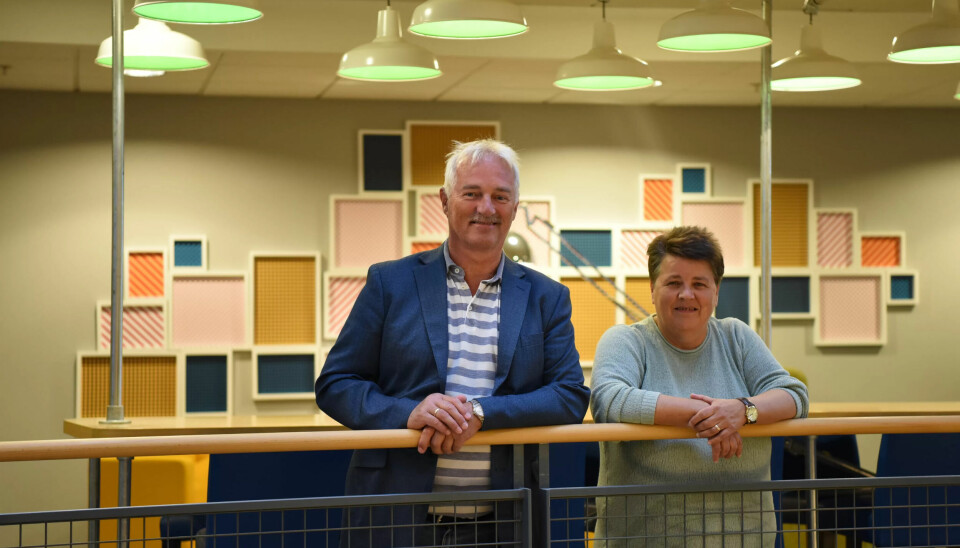 INNTAR SENTRALE VERV: Hans Fredrik Danielsen (t.v.) og Gerd Øiahals er nå formelt valgt inn i sentrale posisjoner i Fagforbundet. Fra årsskiftet går Postkom inn i Fagforbundet, og de to ser frem til å fortsette arbeidet for å trygge medlemmenes arbeids- og lønnsvilkår i den nye organisasjonen. INNTAR SENTRALE VERV: Hans Fredrik Danielsen (t.v.) og Gerd Øiahals er nå formelt valgt inn i sentrale posisjoner i Fagforbundet. Fra årsskiftet går Postkom inn i Fagforbundet, og de to ser frem til å fortsette arbeidet for å trygge medlemmenes arbeids- og lønnsvilkår i den nye organisasjonen.