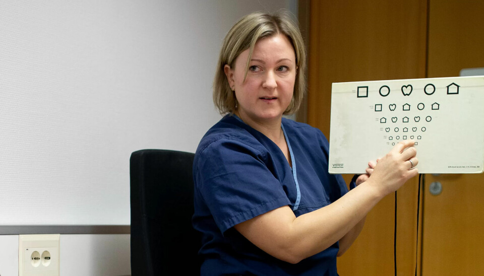 BLIND: Optiker Stine Toft Berg-Johansen er som mange andre nordmenn, redd for å bli blind. BLIND: Optiker Stine Toft Berg-Johansen er som mange andre nordmenn, redd for å bli blind.