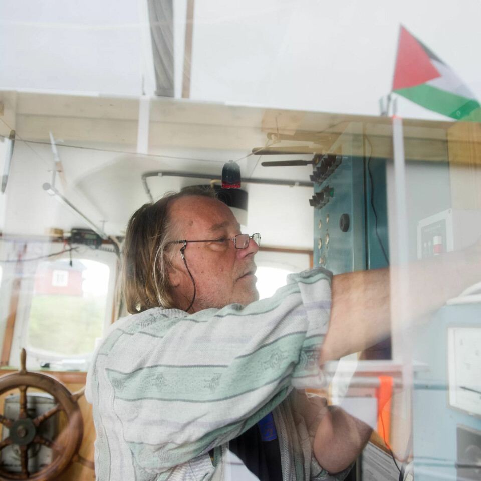 MOT GAZA: Nestleder i Oslo Sporveiers Arbeiderforening, Ola Floberg, setter opp en bryter til radaren om bord på MS Kårstein. Fagforbundet tok nylig i mot fiskebåten på Kjeholmen noen dager for å rigge den til et tre måneders seilas til Middelhavet. MOT GAZA: Nestleder i Oslo Sporveiers Arbeiderforening, Ola Floberg, setter opp en bryter til radaren om bord på MS Kårstein. Fagforbundet tok nylig i mot fiskebåten på Kjeholmen noen dager for å rigge den til et tre måneders seilas til Middelhavet.