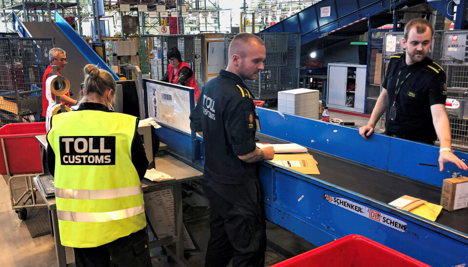 SAMARBEID: Posten sjekkes og sorteres på Østlandsterminalen på Lørenskog. Tollerne og terminalarbeiderne jobber side ved side. SAMARBEID: Posten sjekkes og sorteres på Østlandsterminalen på Lørenskog. Tollerne og terminalarbeiderne jobber side ved side.