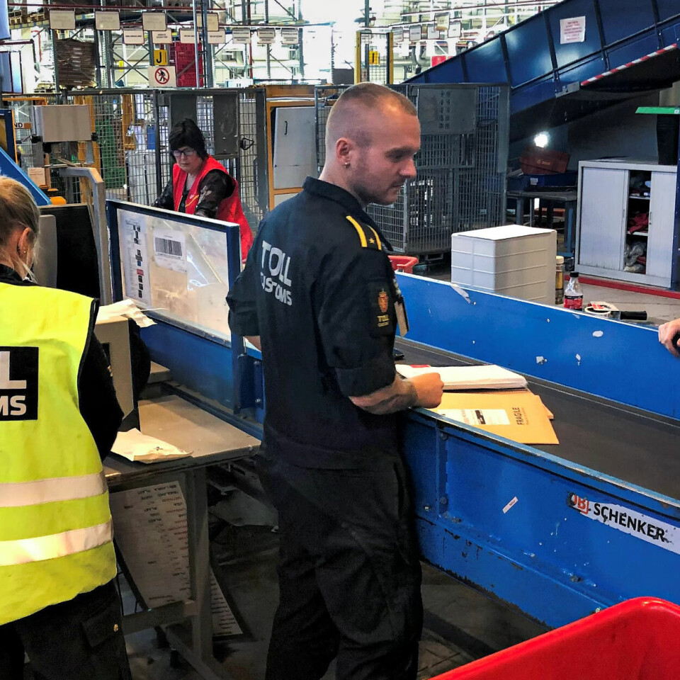 SAMARBEID: Posten sjekkes og sorteres på Østlandsterminalen på Lørenskog. Tollerne og terminalarbeiderne jobber side ved side. SAMARBEID: Posten sjekkes og sorteres på Østlandsterminalen på Lørenskog. Tollerne og terminalarbeiderne jobber side ved side.