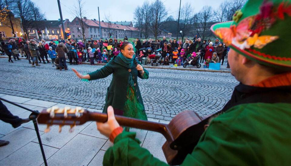 BILDETEKST: KULTURMØNSTRING: Forfatter og skuespiller Veronica Salinas og gitarist Per Einar Persen Watle underholdt da barn og foreldre demonstrerte mot konkurranseutsetting. BILDETEKST: KULTURMØNSTRING: Forfatter og skuespiller Veronica Salinas og gitarist Per Einar Persen Watle underholdt da barn og foreldre demonstrerte mot konkurranseutsetting.