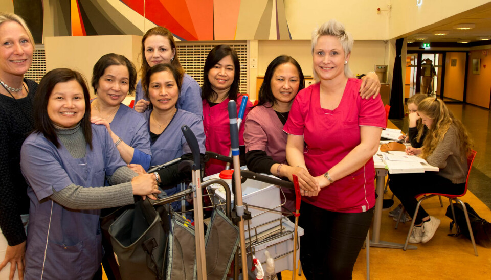 BEDRE FOR ALLE: Renhold på dagtid ga økt trivsel og renere skole. Fra venstre: konstituert rektor Hanne Iselin Terland, Nhupin Songkhla, Bui Thi Quyen, Pranom Dørænen, Zuzana Poldaufouva, Patchitar Sapanon, Nguyen Lien Bich Thi og renholdsleder Catharina L. Austnes. BEDRE FOR ALLE: Renhold på dagtid ga økt trivsel og renere skole. Fra venstre: konstituert rektor Hanne Iselin Terland, Nhupin Songkhla, Bui Thi Quyen, Pranom Dørænen, Zuzana Poldaufouva, Patchitar Sapanon, Nguyen Lien Bich Thi og renholdsleder Catharina L. Austnes.