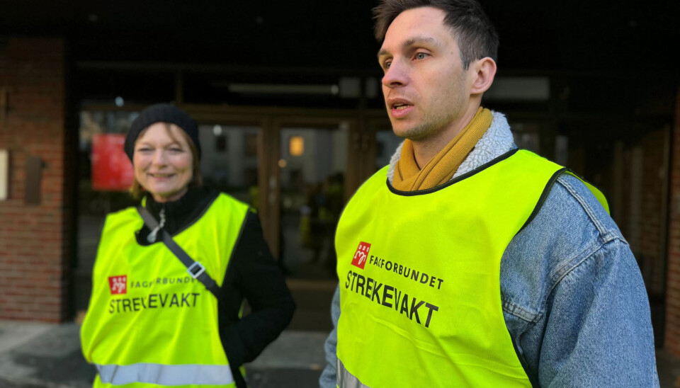 STREIK I DET PRIVATE: Haakon Sand er fersk tillitsvalgt i Frelsesarmeen. Her på stand sammen med kollega og tillitsvalgt Aslaug Mølstad. STREIK I DET PRIVATE: Haakon Sand er fersk tillitsvalgt i Frelsesarmeen. Her på stand sammen med kollega og tillitsvalgt Aslaug Mølstad.