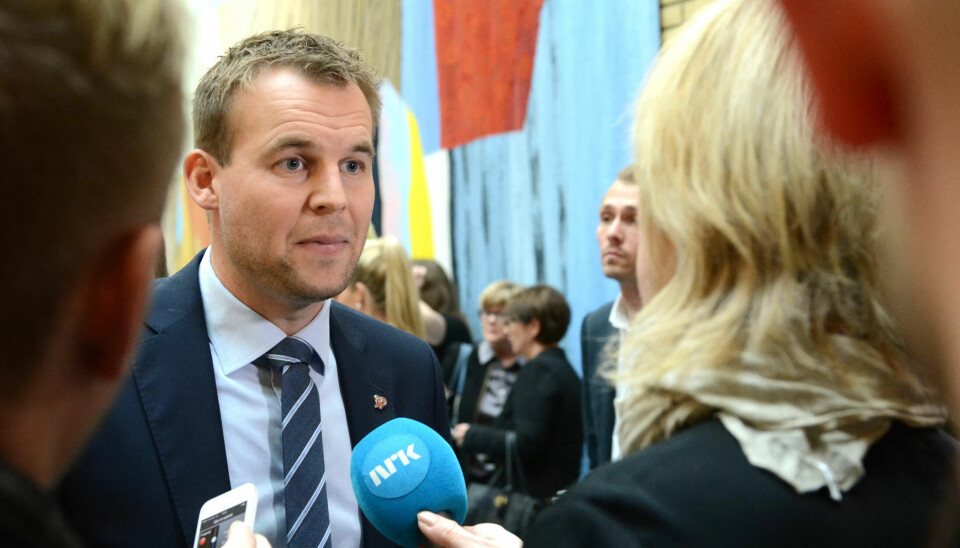 Kristelig Folkepartis finanspolitiske talsperson, Kjell Ingolf Ropstad, mener at det ville vært mennesker som allerede har ganske lave utbetalinger og som allerede har en økonomisk motivasjon for å komme i arbeid, som ville fått kutt i dagpengene hvis regjeringens forslag om dagpengekutt hadde blitt vedtatt. Kristelig Folkepartis finanspolitiske talsperson, Kjell Ingolf Ropstad, mener at det ville vært mennesker som allerede har ganske lave utbetalinger og som allerede har en økonomisk motivasjon for å komme i arbeid, som ville fått kutt i dagpengene hvis regjeringens forslag om dagpengekutt hadde blitt vedtatt.