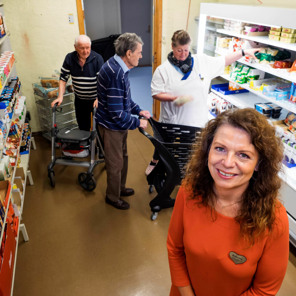 NYTTIG: Edvard Kiwinimeni (.t.v.), Kjell Roald og hjelpepleier Katrine Jacobsen er daglig på kolonialen for å handle inn til dagsenteret på Økernhjemmet. Institusjonssjef Katrine Selnes (t.h.) ønsker et mest mulig normalt liv for brukerne. NYTTIG: Edvard Kiwinimeni (.t.v.), Kjell Roald og hjelpepleier Katrine Jacobsen er daglig på kolonialen for å handle inn til dagsenteret på Økernhjemmet. Institusjonssjef Katrine Selnes (t.h.) ønsker et mest mulig normalt liv for brukerne.