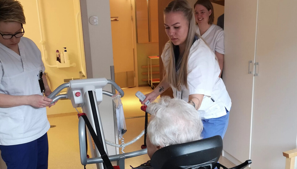 FØRSTE GANG: Gunn Hege Solås, Vanja Jonhaugen og Lene Borgedal første gang de bruker ståheisen for å flytte en beboer på korttidsavdelingen på Linåkertunet bo- og rehabiliteringssenter. FØRSTE GANG: Gunn Hege Solås, Vanja Jonhaugen og Lene Borgedal første gang de bruker ståheisen for å flytte en beboer på korttidsavdelingen på Linåkertunet bo- og rehabiliteringssenter.