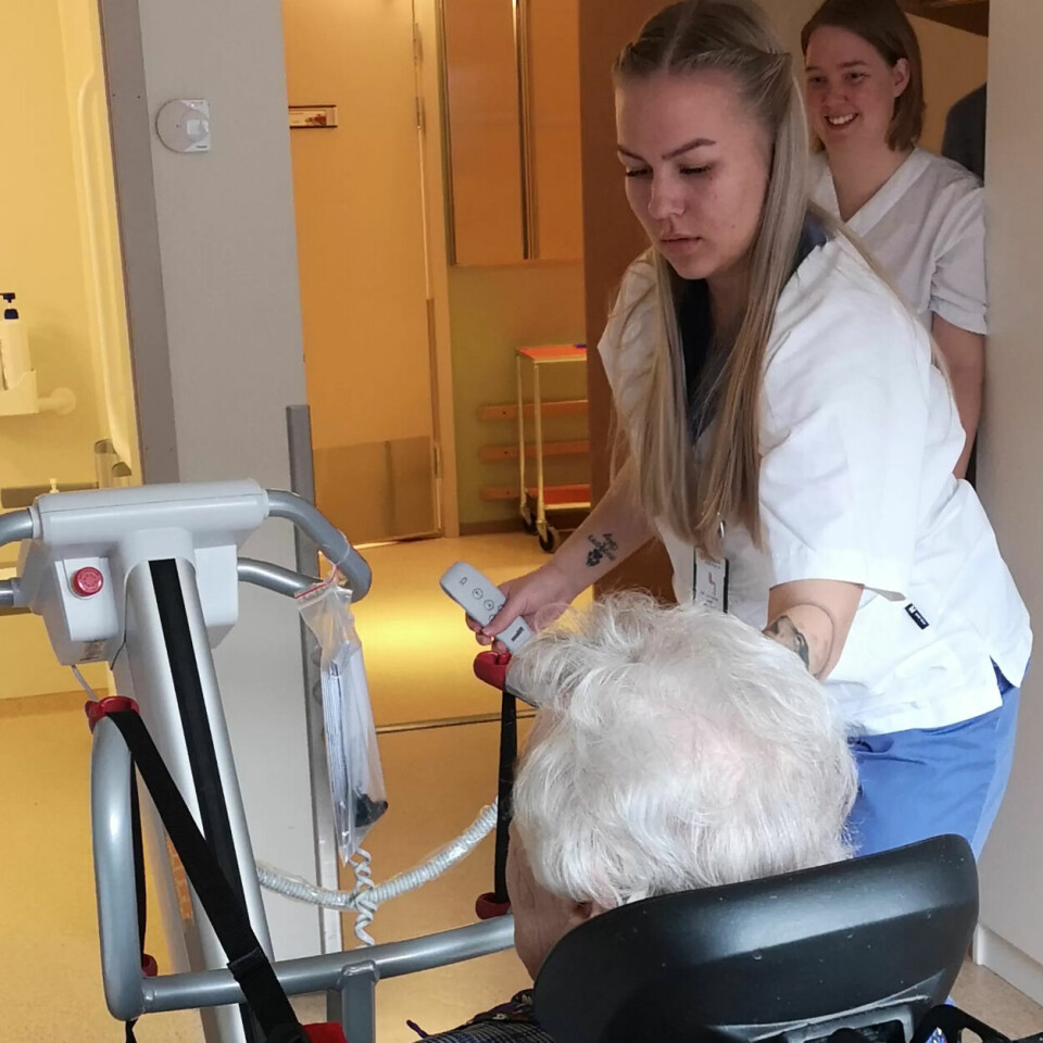 FØRSTE GANG: Gunn Hege Solås, Vanja Jonhaugen og Lene Borgedal første gang de bruker ståheisen for å flytte en beboer på korttidsavdelingen på Linåkertunet bo- og rehabiliteringssenter. FØRSTE GANG: Gunn Hege Solås, Vanja Jonhaugen og Lene Borgedal første gang de bruker ståheisen for å flytte en beboer på korttidsavdelingen på Linåkertunet bo- og rehabiliteringssenter.