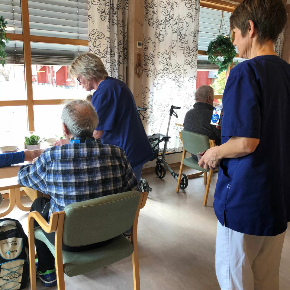 MIDDAGSTID: Oddrun Kroken serverer middag mens Anna Marit Bartnes følger med i bakgrunnen. MIDDAGSTID: Oddrun Kroken serverer middag mens Anna Marit Bartnes følger med i bakgrunnen.