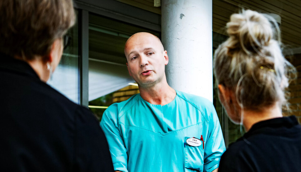 OSLO: Helsefagarbeider Emir Avdic i samtale med leder Mette Nord i fagforbundet og SV-leder Kirsti Bergstø. OSLO: Helsefagarbeider Emir Avdic i samtale med leder Mette Nord i fagforbundet og SV-leder Kirsti Bergstø.