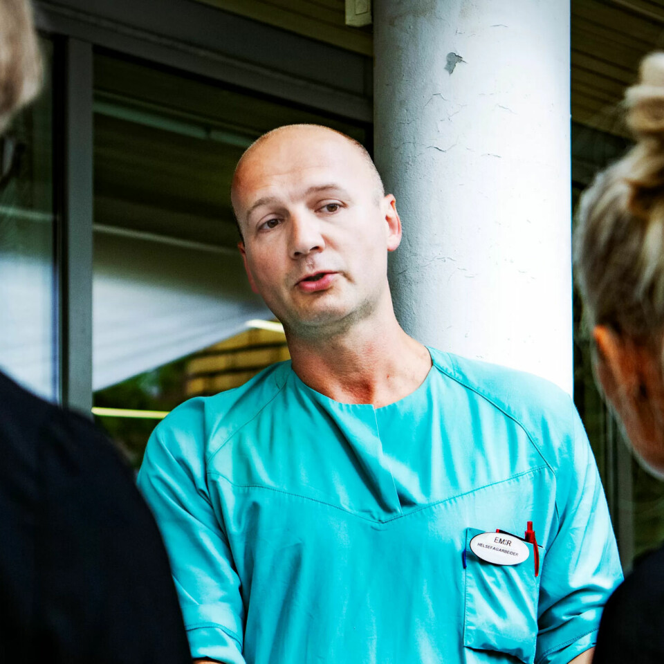 OSLO: Helsefagarbeider Emir Avdic i samtale med leder Mette Nord i fagforbundet og SV-leder Kirsti Bergstø. OSLO: Helsefagarbeider Emir Avdic i samtale med leder Mette Nord i fagforbundet og SV-leder Kirsti Bergstø.