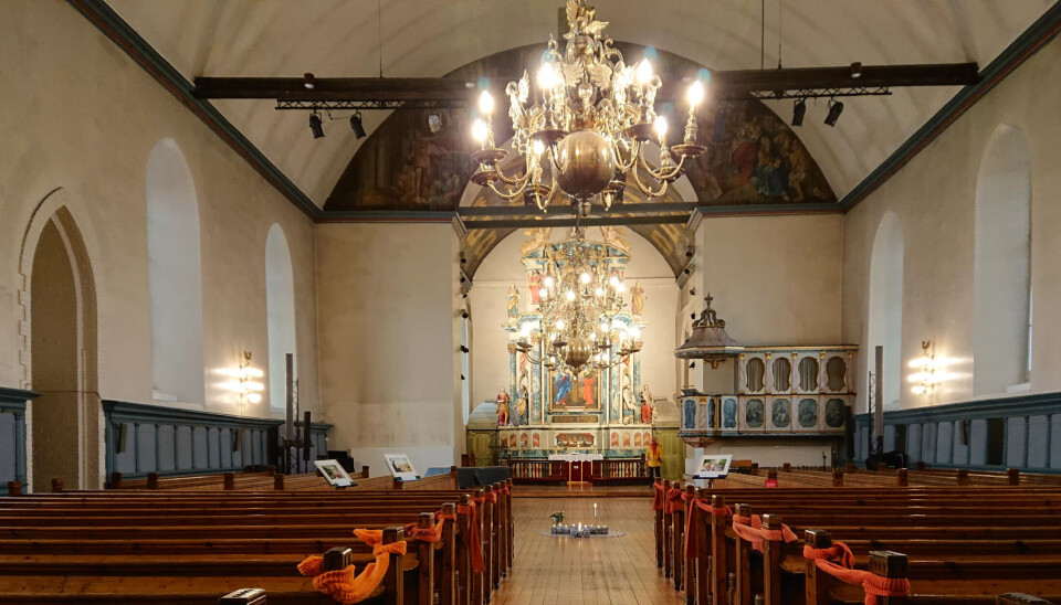 ORANSJE SKJERF SOM SPERREBÅND: Vår Frue kirke er åpen halvannen time om dagen. Kirkens bymisjons oransje skjerf viser hvor det ikke er lov til å sette seg. ORANSJE SKJERF SOM SPERREBÅND: Vår Frue kirke er åpen halvannen time om dagen. Kirkens bymisjons oransje skjerf viser hvor det ikke er lov til å sette seg.