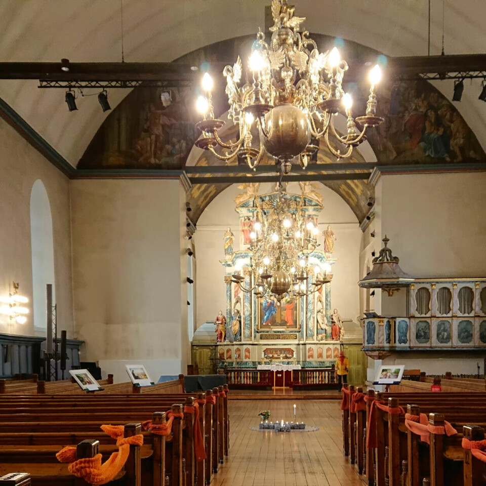 ORANSJE SKJERF SOM SPERREBÅND: Vår Frue kirke er åpen halvannen time om dagen. Kirkens bymisjons oransje skjerf viser hvor det ikke er lov til å sette seg. ORANSJE SKJERF SOM SPERREBÅND: Vår Frue kirke er åpen halvannen time om dagen. Kirkens bymisjons oransje skjerf viser hvor det ikke er lov til å sette seg.