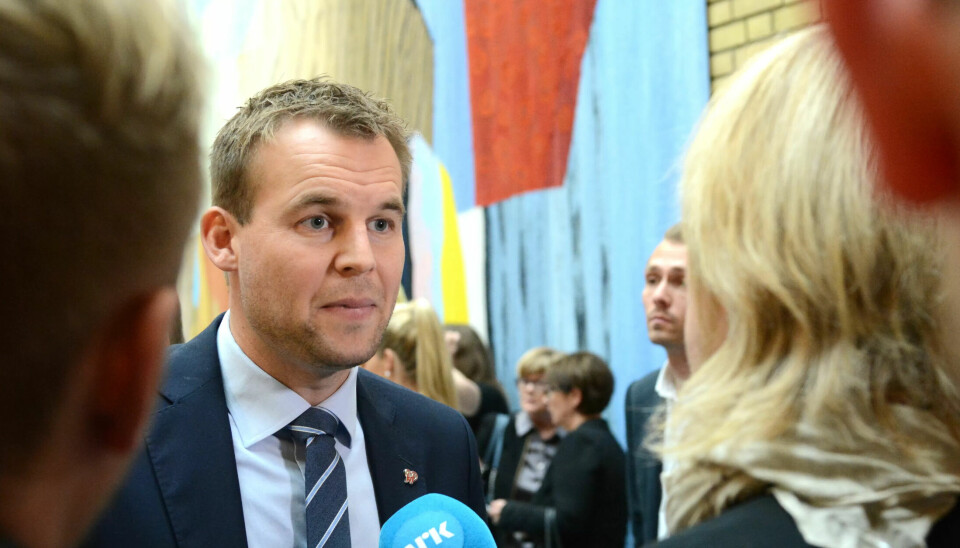 Kjell Ingolf Ropstad gikk til busjettforhandlinger for å fjerne avkortingen, men nå må han velsigne den. Kjell Ingolf Ropstad gikk til busjettforhandlinger for å fjerne avkortingen, men nå må han velsigne den.