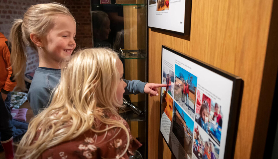 GAMLE VENNER FRA BARNEHAGEN: Pia og Nora går rundt og ser på hva vennene deres tok bilder av i barnehagen. venner og snille voksne og den gode leken. GAMLE VENNER FRA BARNEHAGEN: Pia og Nora går rundt og ser på hva vennene deres tok bilder av i barnehagen. venner og snille voksne og den gode leken.
