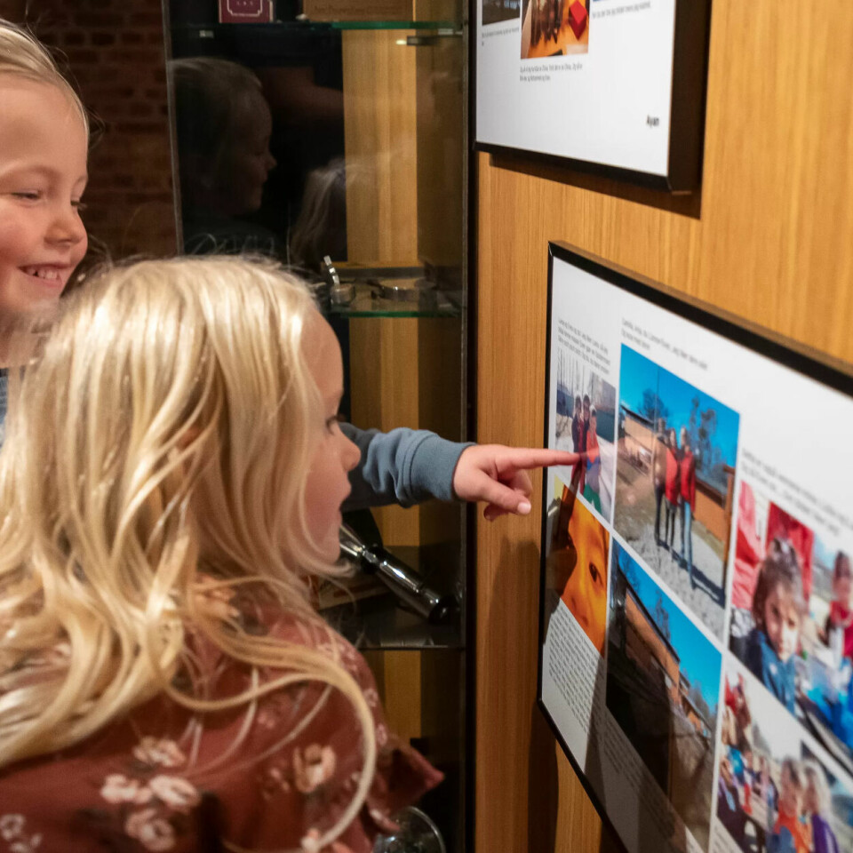 GAMLE VENNER FRA BARNEHAGEN: Pia og Nora går rundt og ser på hva vennene deres tok bilder av i barnehagen. venner og snille voksne og den gode leken. GAMLE VENNER FRA BARNEHAGEN: Pia og Nora går rundt og ser på hva vennene deres tok bilder av i barnehagen. venner og snille voksne og den gode leken.